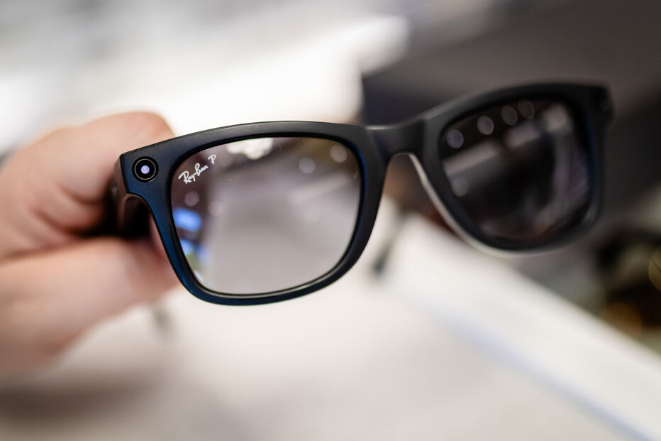 PRODUCTION - 24 June 2026, Baden-Württemberg, Stuttgart: A woman is holding a pair of smart glasses from Ray-Ban Meta in