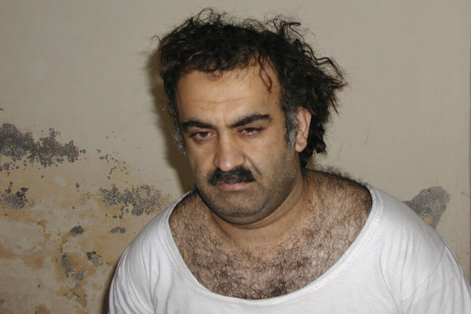 Nesta fotografia de arquivo de 1 de março de 2003, obtida pela Associated Press, vê-se Khalid Sheikh Mohammed pouco depois da sua captura durante uma operação no Paquistão. Principal propagandista da Al-Qaeda, considerado o «principal arquiteto dos ataques de 11 de setembro» pela Comissão do 11 de Setembro, foi capturado pela CIA e pela polícia secreta do Paquistão, tendo sido posteriormente transferido para prisões da CIA na Polónia e no Afeganistão e, por fim, para Guantánamo