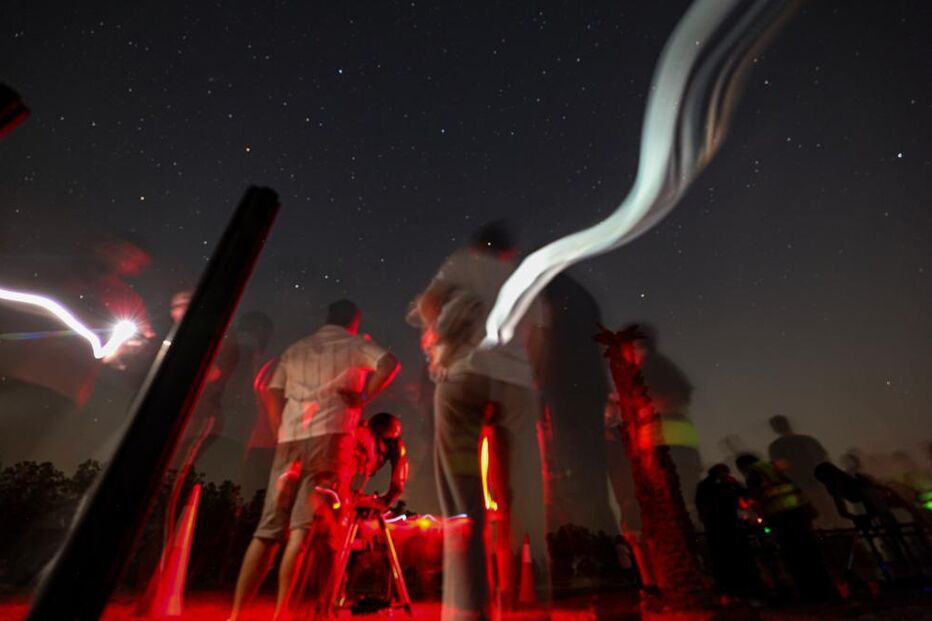 População observa chuva de estrelas no deserto de Al Khatim, em Abu Dhabi, Emirados Árabes Unidos