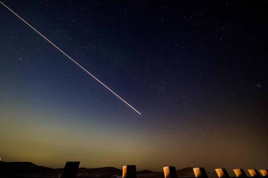 Chuva de estrelas no deserto de Al Khatim, em Abu Dhabi, Emirados Árabes Unidos