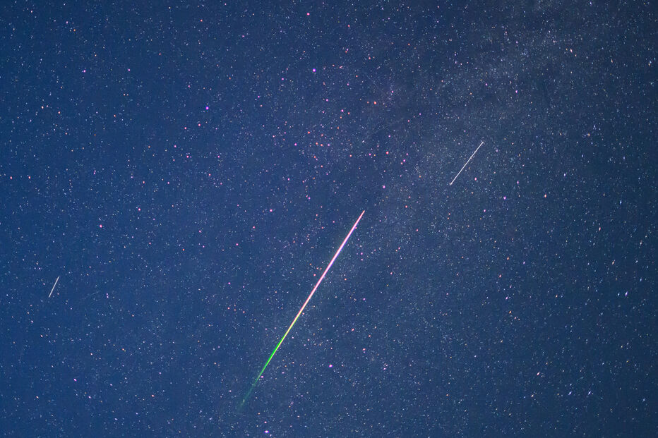 dpatop - 12 August 2026, Brandenburg, Jacobsdorf: A meteor with a green tail and two passing satellites can be seen