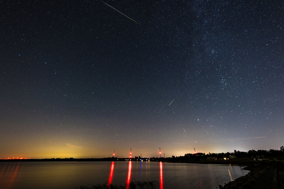 dpatop - 13 August 2026, Saxony, Klein Partwitz: Two meteors with green tails can be seen in the starry sky