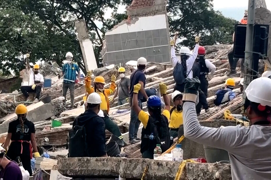 Equipas de resgate procuram por sinais de vida nos escombros na Colômbia