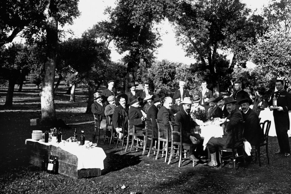 Almoço durante uma caçada em Vila Viçosa. D. Carlos é o quarto sentado, a contar da esquerda 