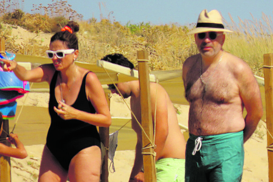 Miguel Pinto Luz na praia do Ancão com a mulher e o filho mais velho
