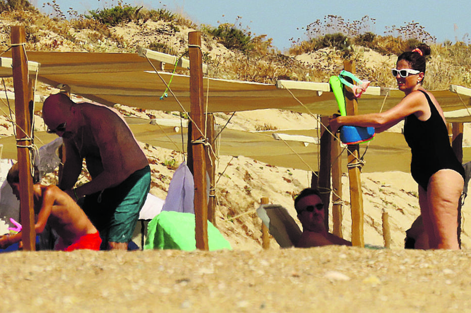 Miguel Pinto Luz na praia do Ancão com a mulher e o filho mais velho