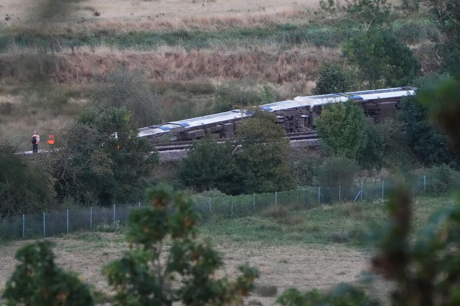 Comboio descarrila perto da estação ferroviária de Lewes na Inglaterra