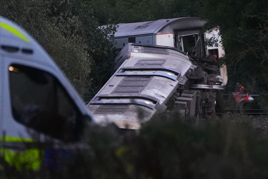 Comboio descarrila perto da estação ferroviária de Lewes na Inglaterra