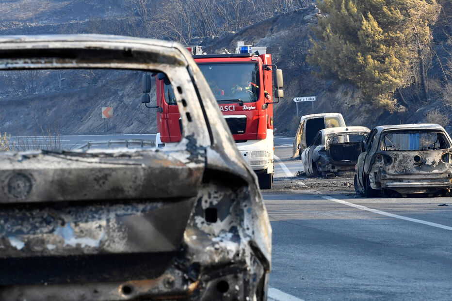 Carros consumidos pelo fogo na Croácia