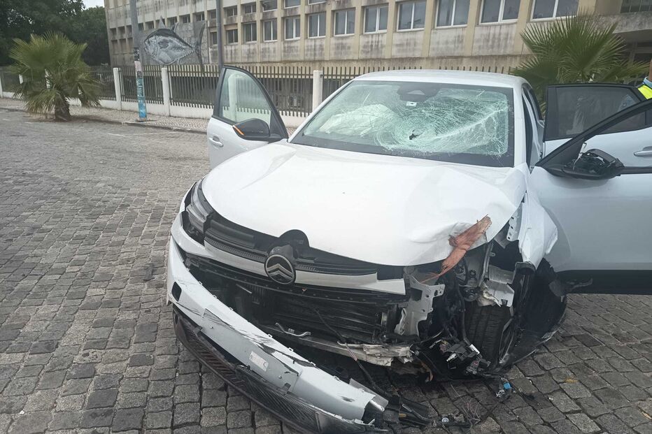 O carro destruído