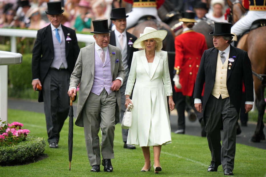 Carlos e Camila passeiam em Ascot, após rumores de fins de semana separados