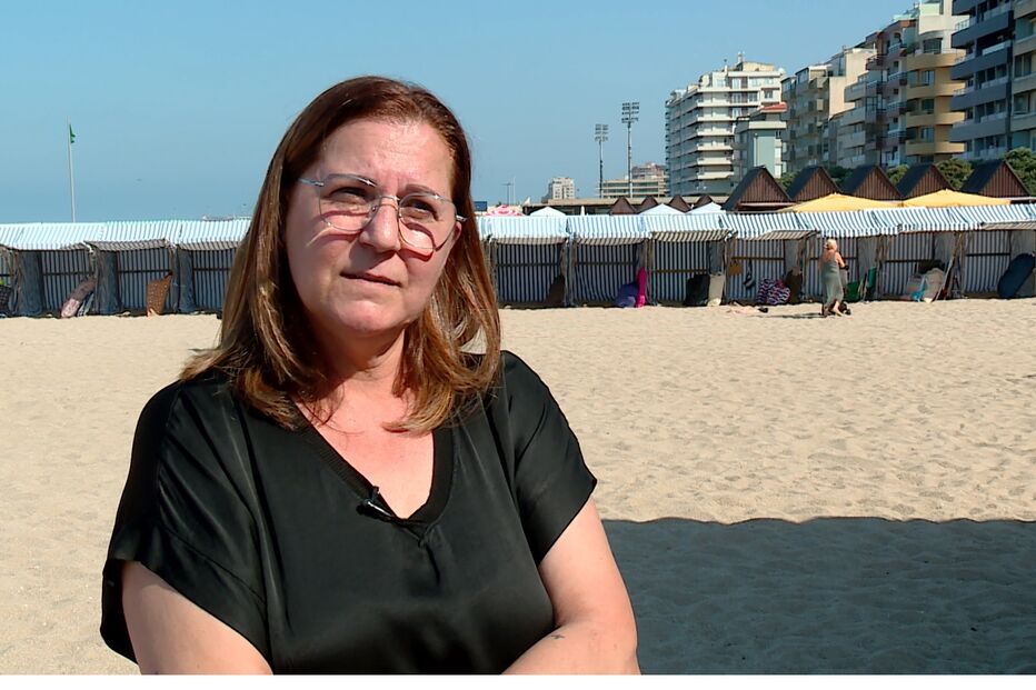 Mulher na praia com agência de viagens Horizonete Fácil em causa