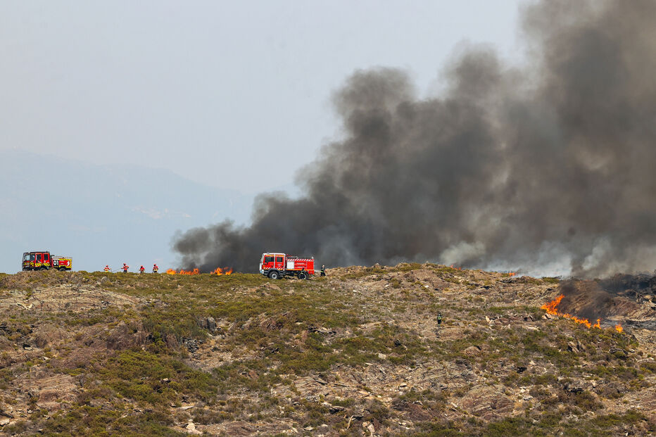 Bombeiros combatem incêndio em Torre de Moncorvo com meios aéreos e terrestres