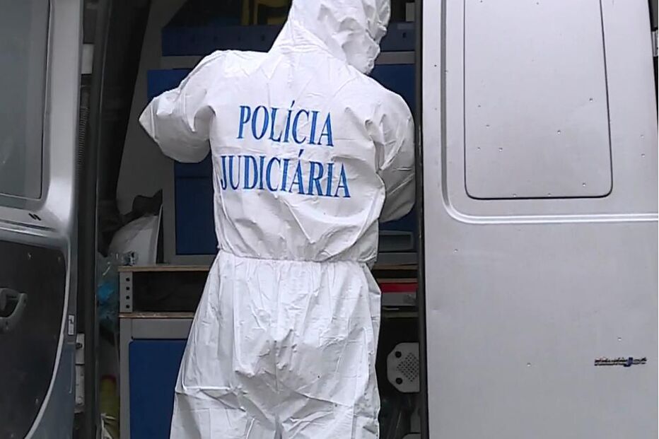 Agente da Polícia Judiciária entra em veículo de perícia