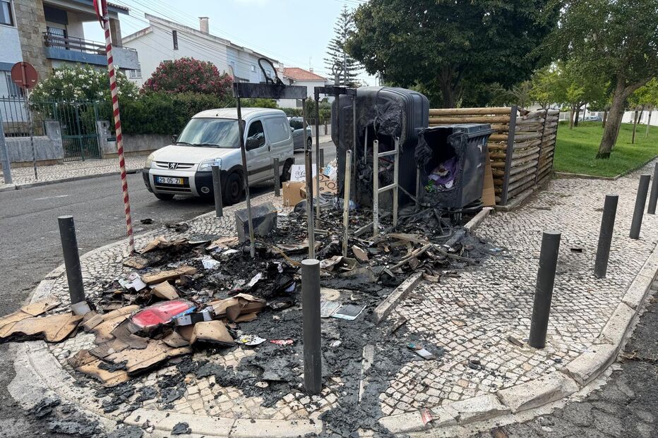 Ecopontos incendiados em Oeiras. PJ investiga os focos em simultâneo