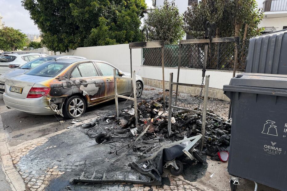 Incêndio destrói ecopontos e danifica carro em Oeiras, PJ investiga