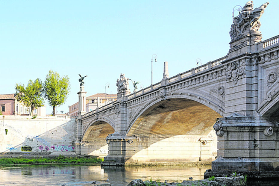 Ruínas de antiga ponte romana emergem do rio Tibre, em Roma