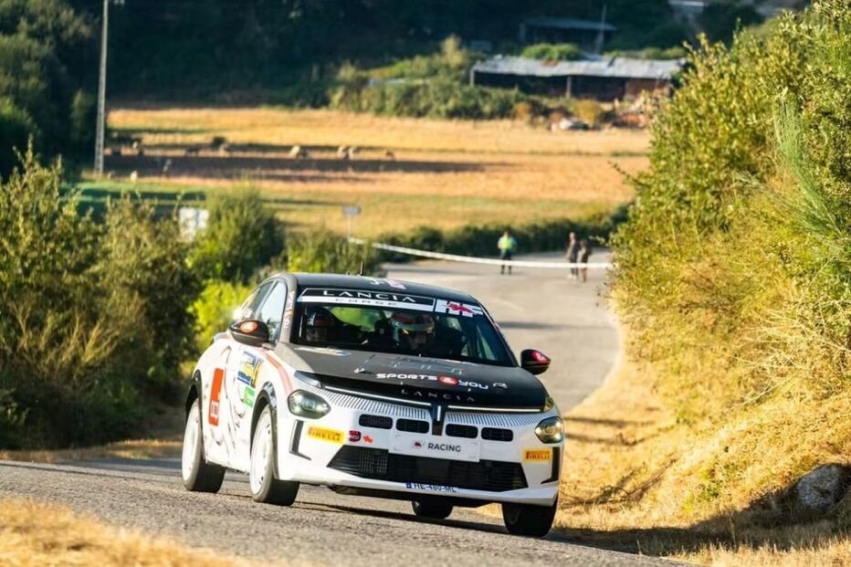 Carro de Rally Lancia Corse em prova
