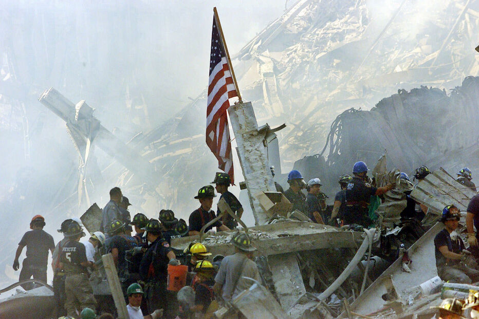Uma bandeira dos EUA colocada junto dos restos ainda fumegantes do World Trade Center