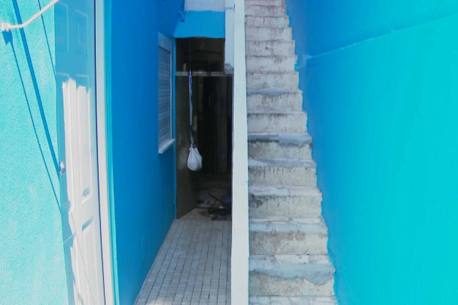 Casa onde casal vivia com cadáver de idoso