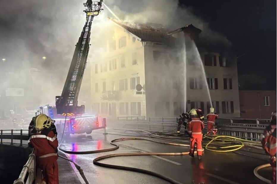 Bombeiros combatem incêndio num prédio com autodescarregador e mangueiras