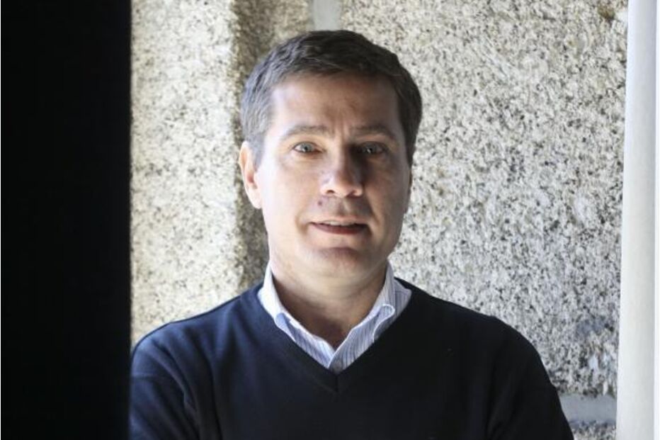 O presidente da Câmara Municipal de Santa Comba Dão posa