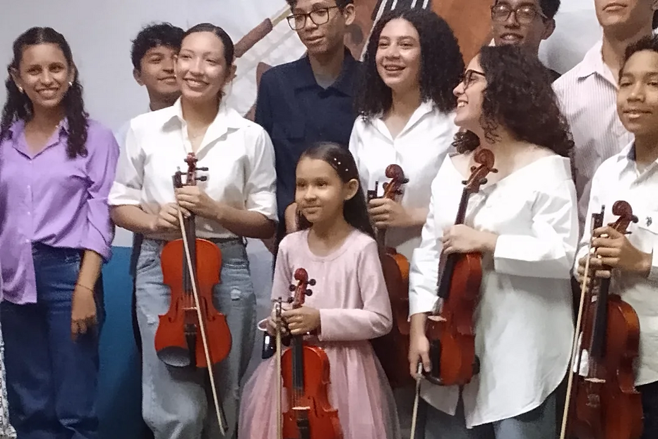 Grupo de crianças e jovens com violinos