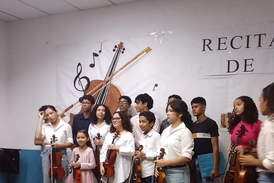 Jovens violinistas posam para foto em recital