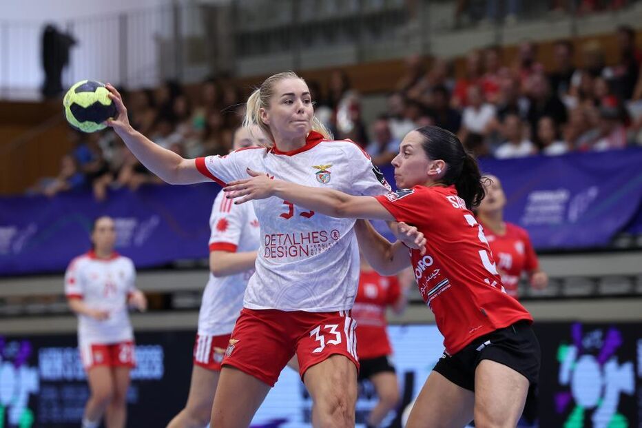 A jogadora do Benfica, Line Ellertsen (E), disputa um lance