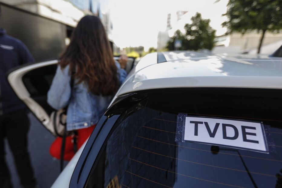 Um cliente a sair de uma viatura TVDE