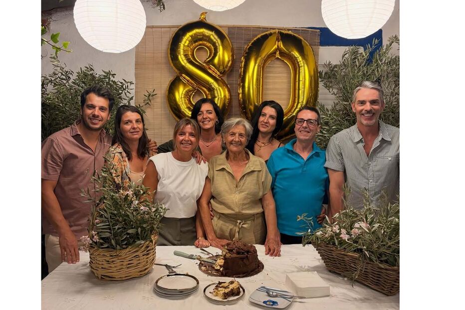 Maria Marcelina celebra o seu 80.º aniversário rodeada pela família