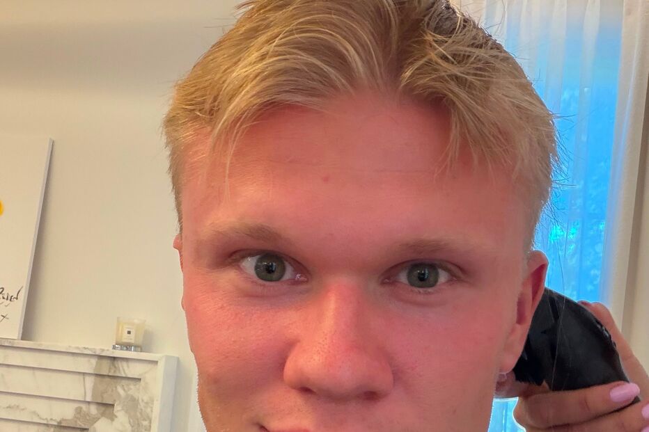 Erling Haaland muda o visual, cortando o cabelo antes do início da época