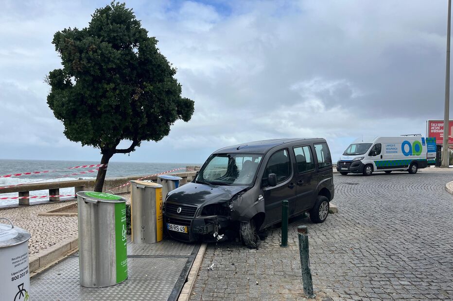 Um morto em despiste de carro na avenida Marginal de Cascais junto à praia da Parede