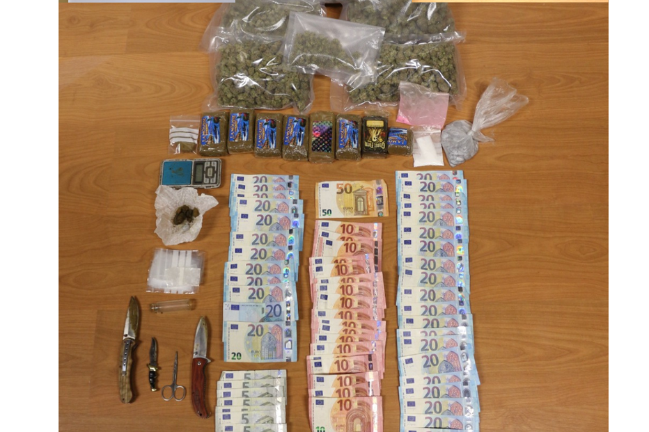 Amostra de arma, dinheiro, drogas e portátil apreendidos pela polícia