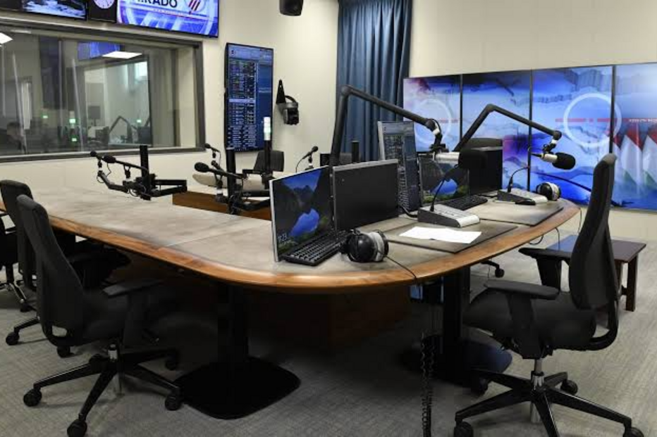 Rádio pública húngara retomou esta segunda-feira emissões após suspensão pelo Governo de Magyar