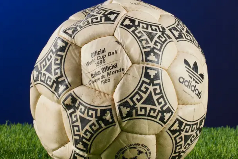 Bola do golo de Maradona com a 'mão de Deus' foi vendida, esta segunda-feira, por quase 3 milhões de euros