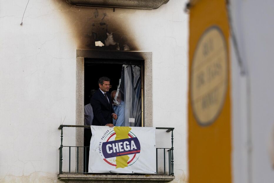 André Ventura visitou sede do Chega em Évora que ardeu