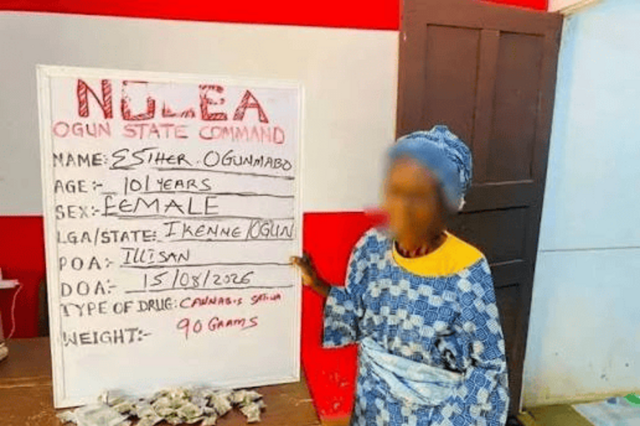 ma mulher de 101 anos foi detida no sudoeste da Nigéria por vender ilegalmente canábis em pequenas saquetas