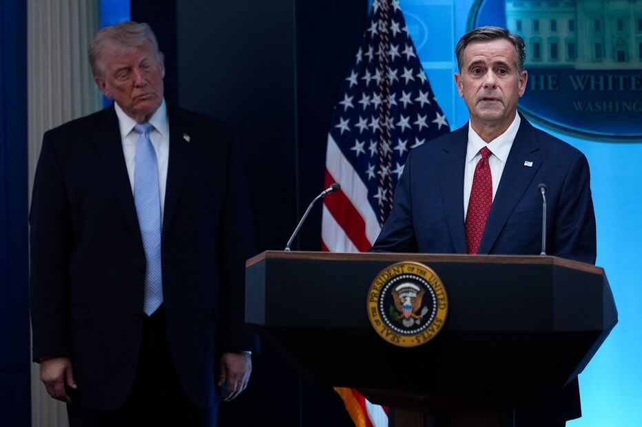 O presidente Donald Trump observa enquanto o diretor da CIA, John Ratcliffe, fala com os jornalistas na Sala de Imprensa James Brady, na Casa Branca, na segunda-feira, 6 de abril de 2026