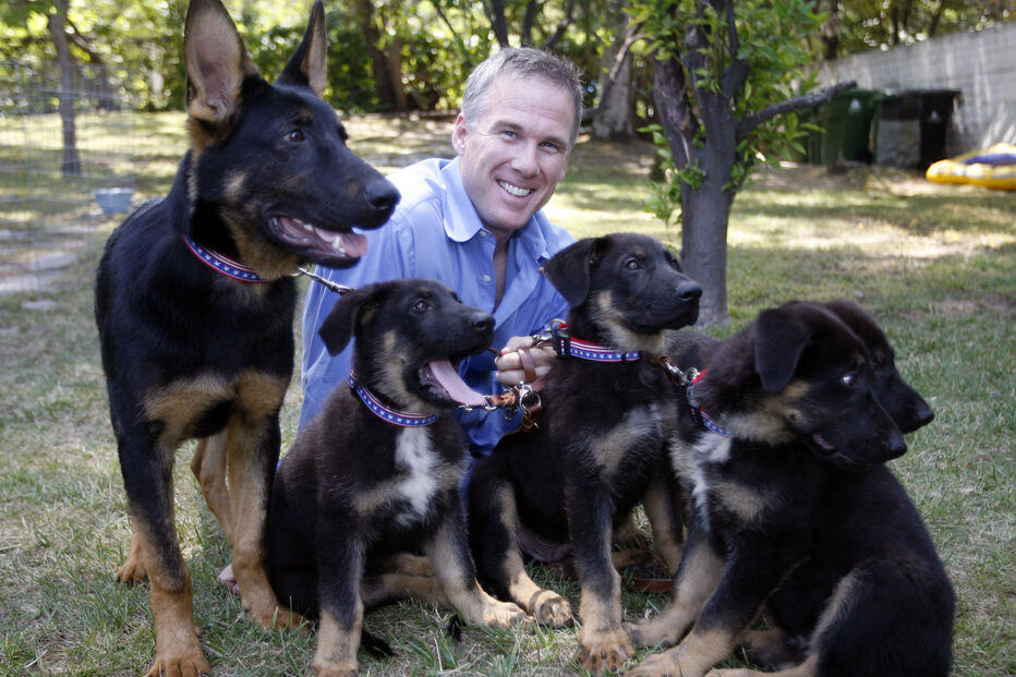 James Symington e os cinco cães clonados com ADN de Trakr