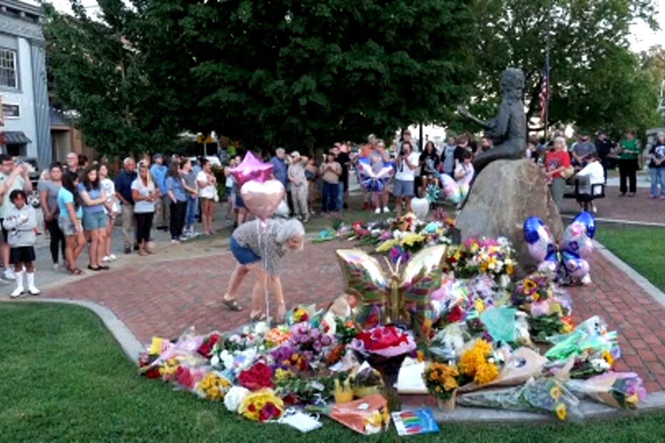 Fãs homenageiam Dolly Parton em sua terra natal, Sevierville, com flores e balões