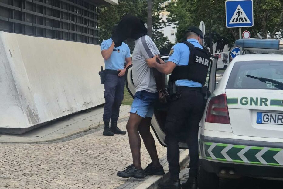 Condutor que atropelou 16 pessoas na rua da Oura já está no Tribunal de Albufeira