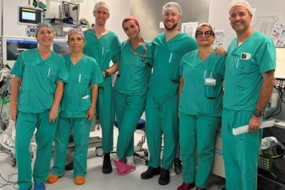 Equipa médica sorri em sala de operações