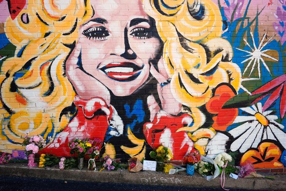 Homenagem a Dolly Parton em mural colorido com flores nos EUA
