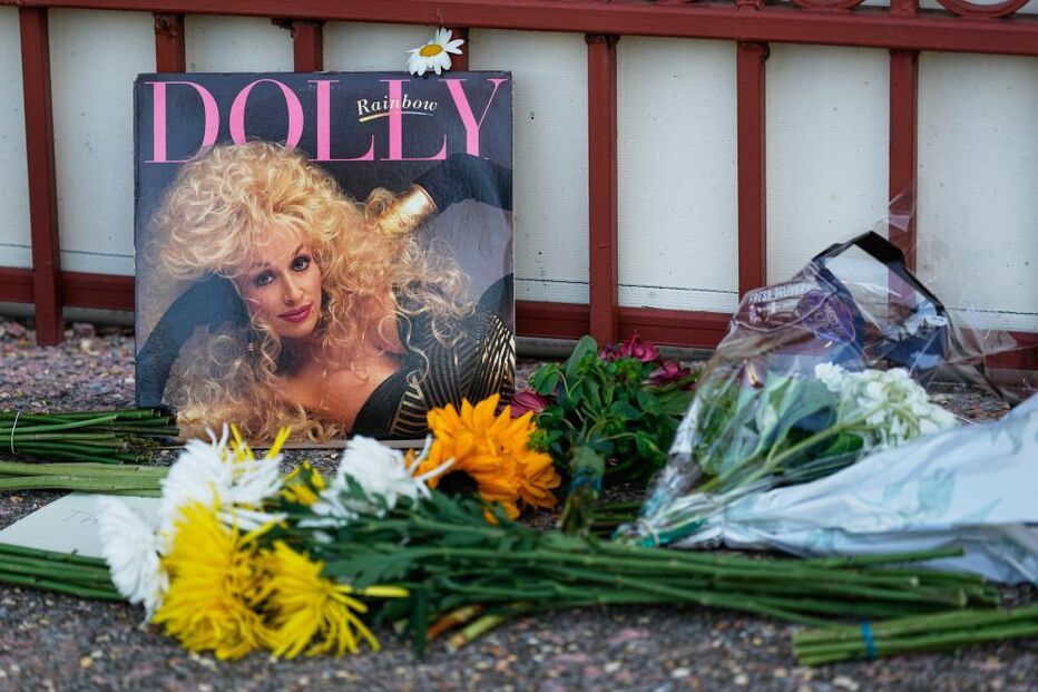 Dolly Parton homenageada em todo o mundo após a sua morte, com bandeiras a meia haste nos EUA e tributos em Buckingham