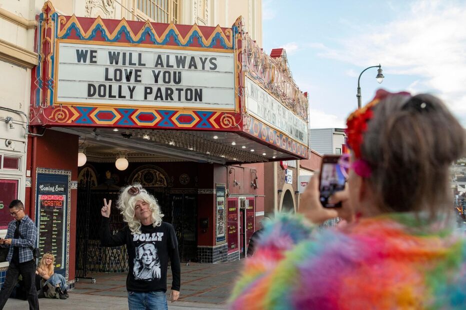 Homenagem a Dolly Parton em frente a cinema com mensagem 