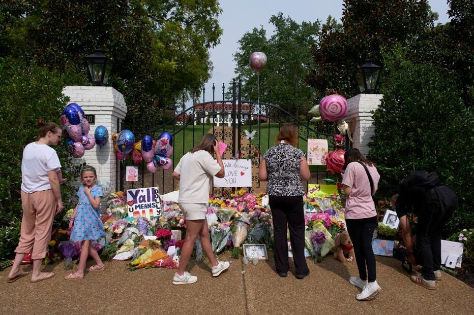 Homenagem a Dolly Parton junto aos portões de Graceland