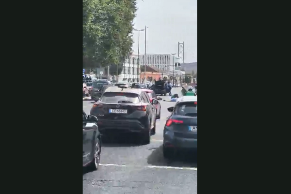 Rixa de trânsito em Lisboa acaba com desmaiado por golpe de cabo de vassoura