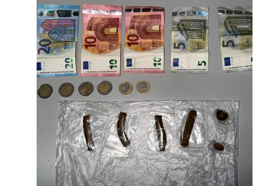 Dinheiro e produto estupefaciente apreendidos pela Polícia de Segurança Pública