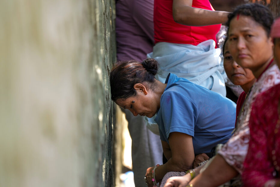 A emoção toma conta de quem espera desesperadamente por notícias das pessoas desaparecidas em deslizamentos de terra no Nepal